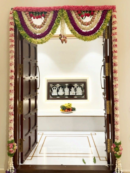 eco friendly pelli door decoration with flowers